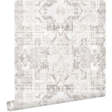 carta da parati tappeto kilim patchwork orientale in stilo Ibiza e Marrakech grigio caldo chiaro di ESTAhome