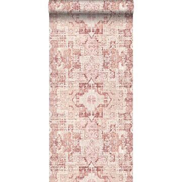 carta da parati tappeto kilim patchwork orientale in stilo Ibiza e Marrakech rosa terracotta di ESTAhome