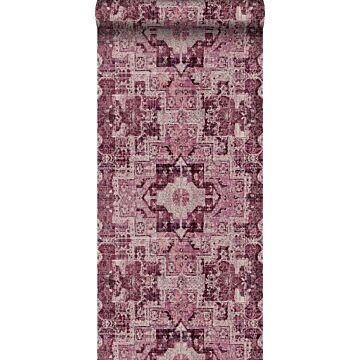 carta da parati tappeto kilim patchwork orientale in stilo Ibiza e Marrakech rosso bordeaux di ESTAhome