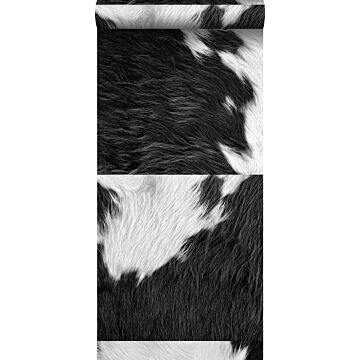 carta da parati XXL in TNT effetto pelle di mucca bianco e nero di Origin Wallcoverings
